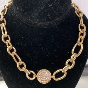 🦋NWT Gold necklace with round crystal set in gold Price firm